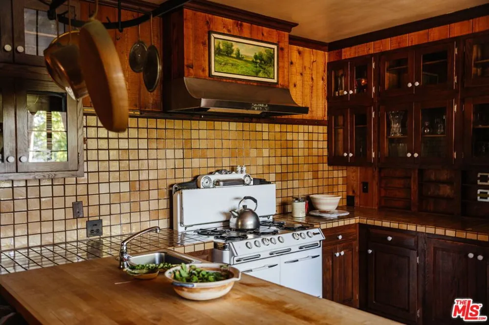 21007 Waveview Drive Topanga, CA 90290
