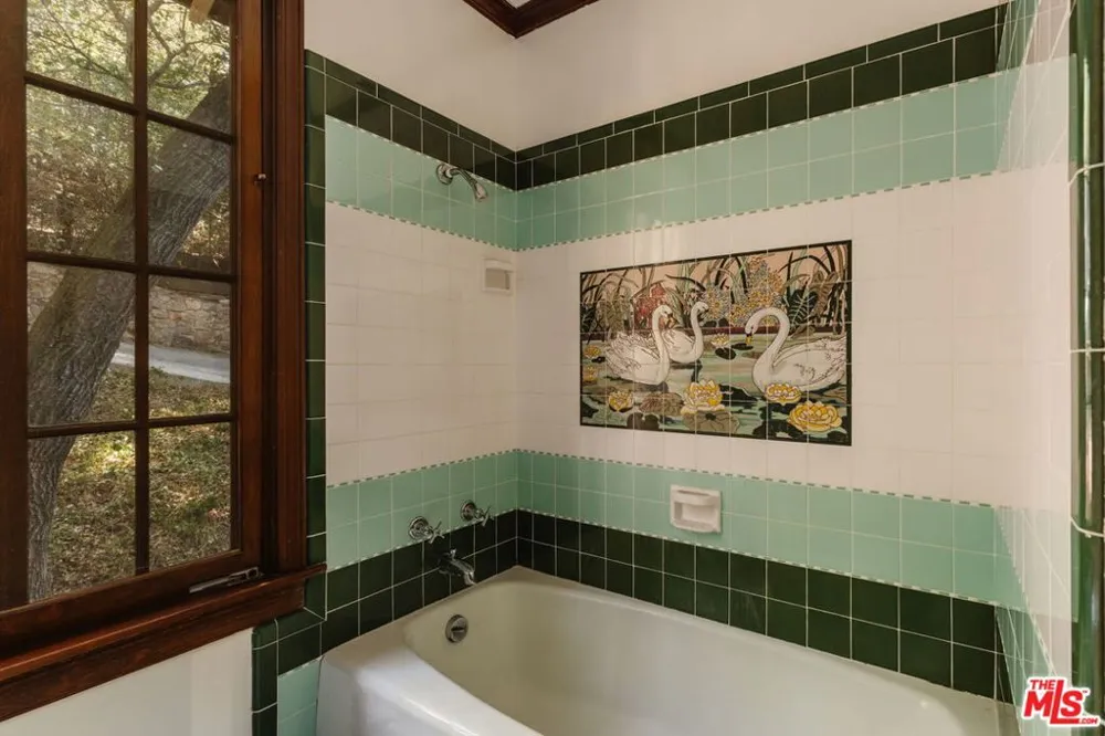 21007 Waveview Drive Topanga, CA 90290