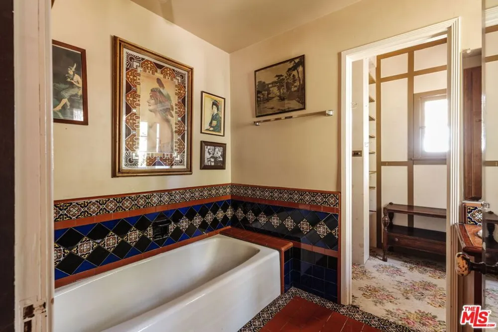 21007 Waveview Drive Topanga, CA 90290