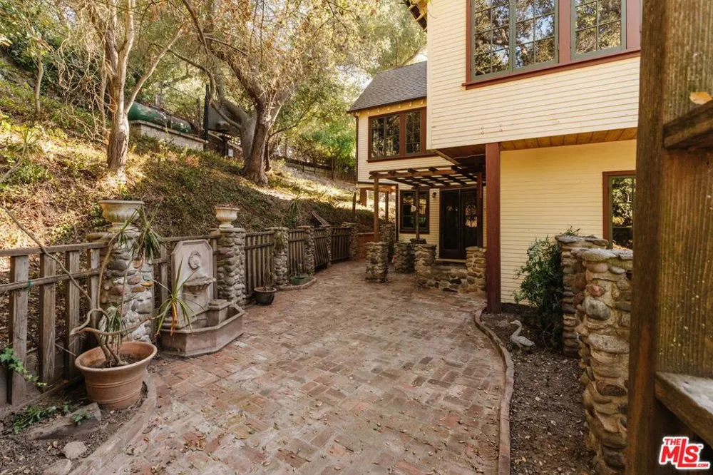 21007 Waveview Drive Topanga, CA 90290
