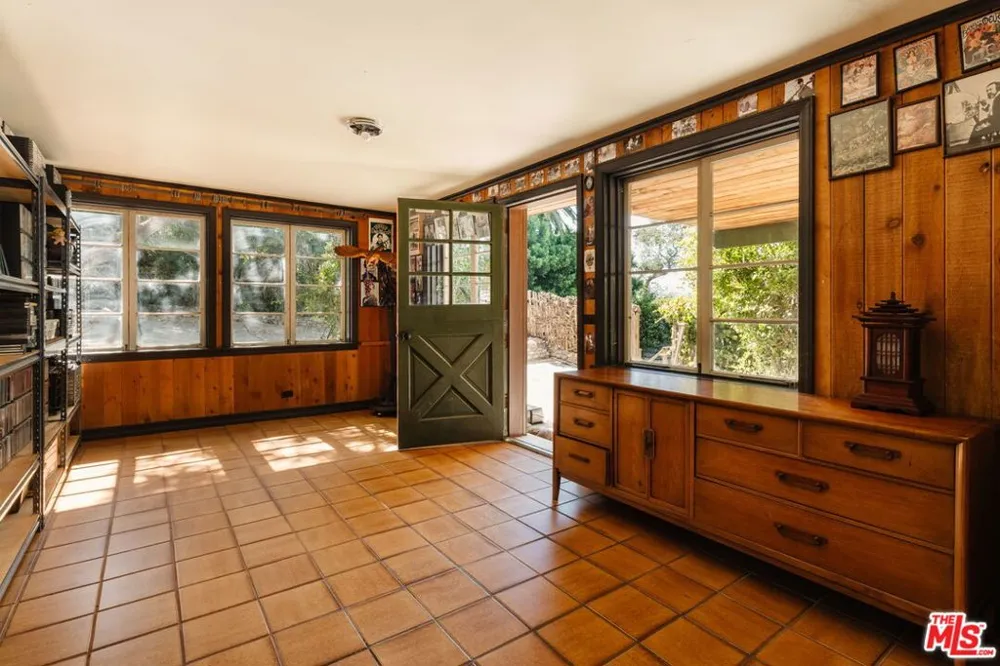 21007 Waveview Drive Topanga, CA 90290