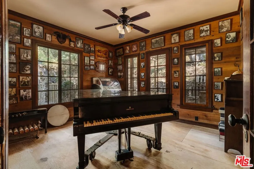 21007 Waveview Drive Topanga, CA 90290