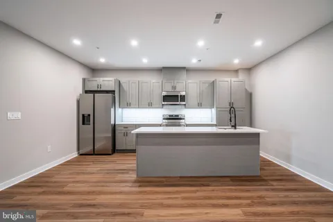 1217 E COLUMBIA AVENUE #3