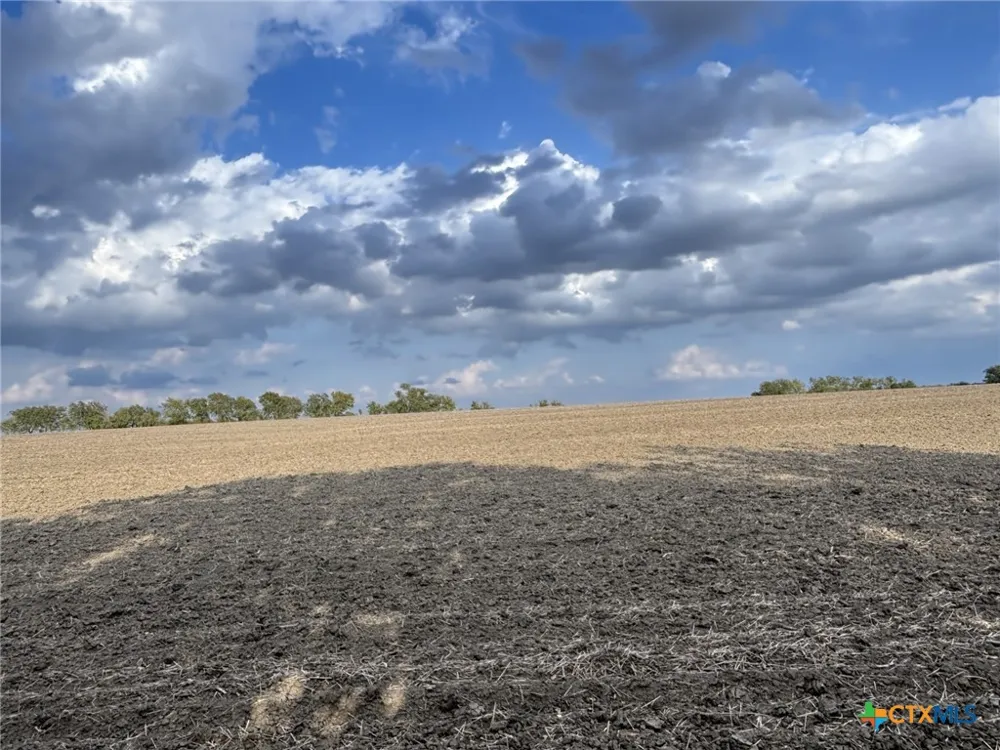 Cr 451 Lott, TX 76656