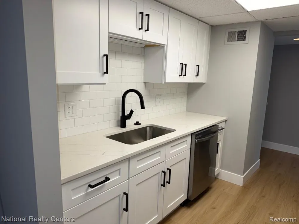 18207 University Park Drive Livonia City, MI 48152