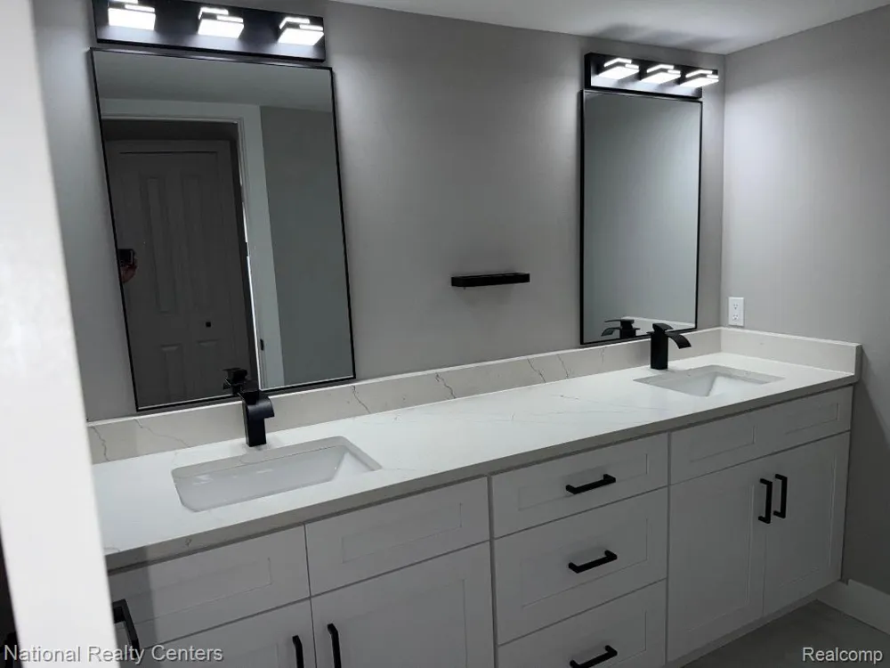 18207 University Park Drive Livonia City, MI 48152