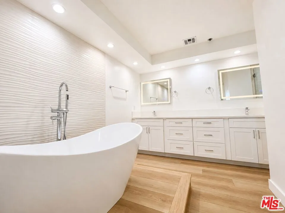 10390 WILSHIRE BOULEVARD #1702 Los Angeles, CA 90024