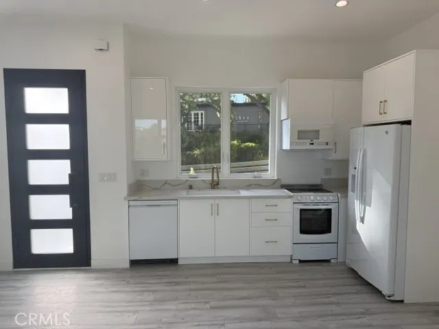 4724 El Caballero Drive Tarzana, CA 91356