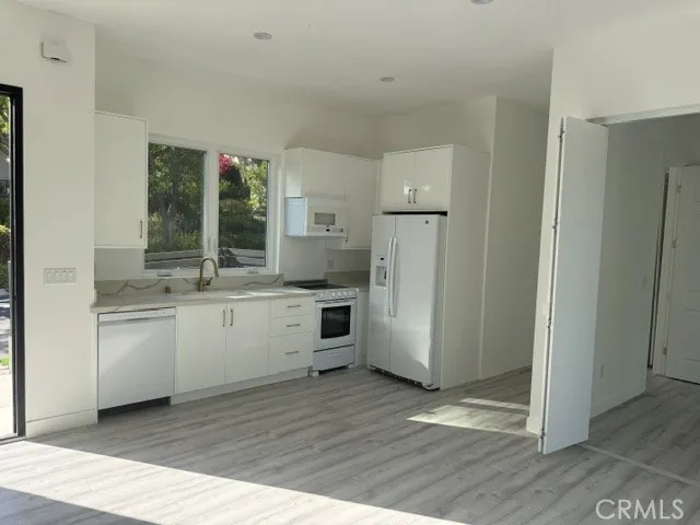 4724 El Caballero Drive Tarzana, CA 91356