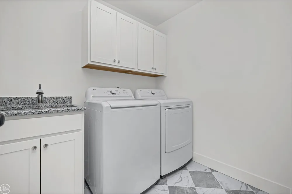 5816 Greenview Street Warren City, MI 48092