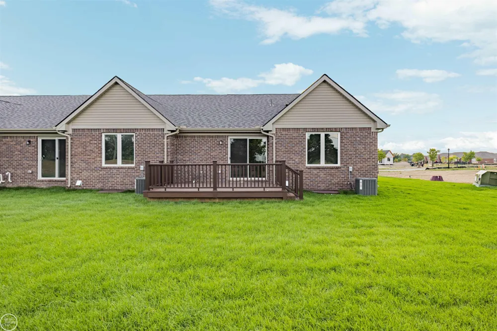 5816 Greenview Street Warren City, MI 48092