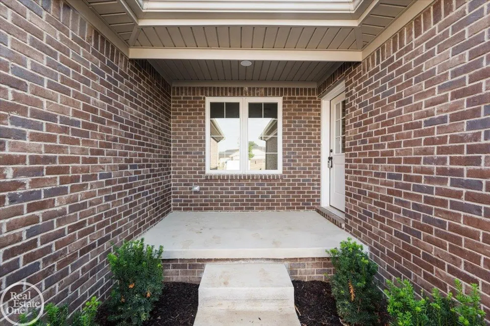 5816 Greenview Street Warren City, MI 48092