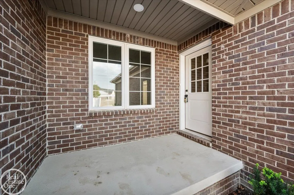 5816 Greenview Street Warren City, MI 48092