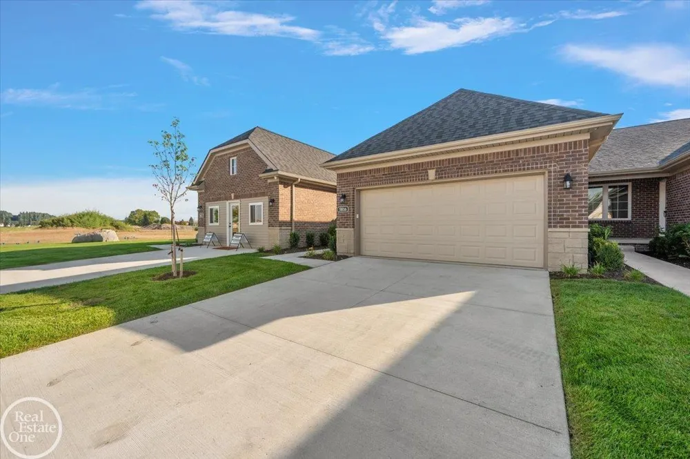 5816 Greenview Street Warren City, MI 48092
