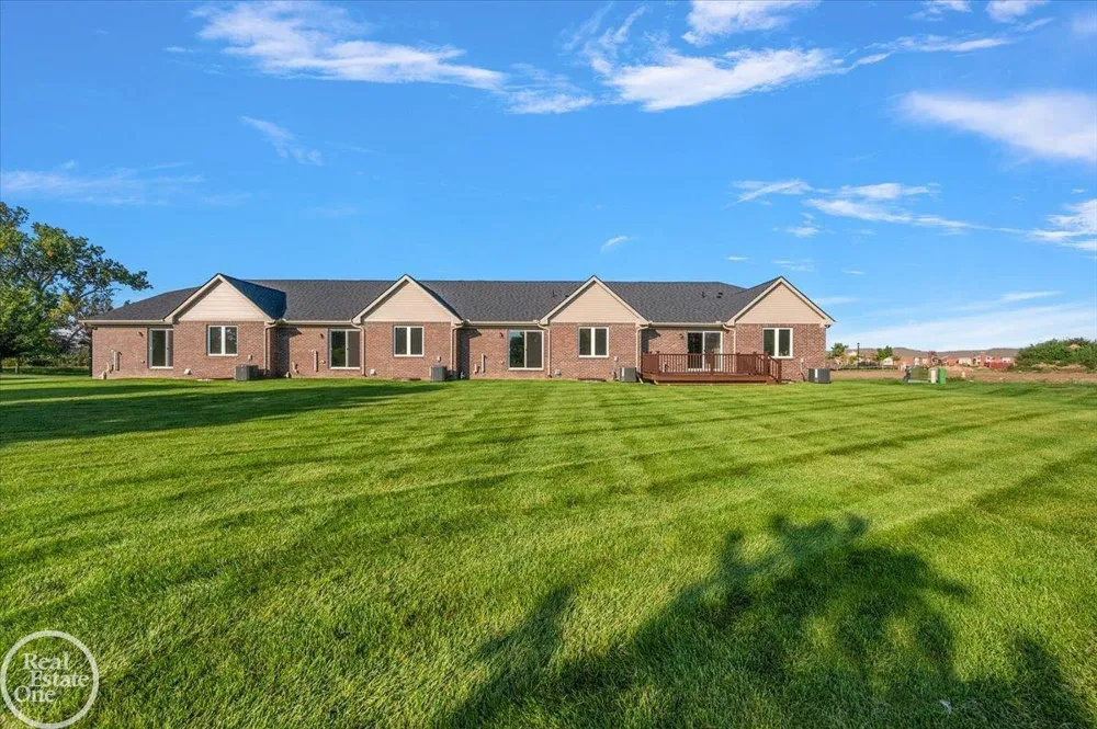 5816 Greenview Street Warren City, MI 48092