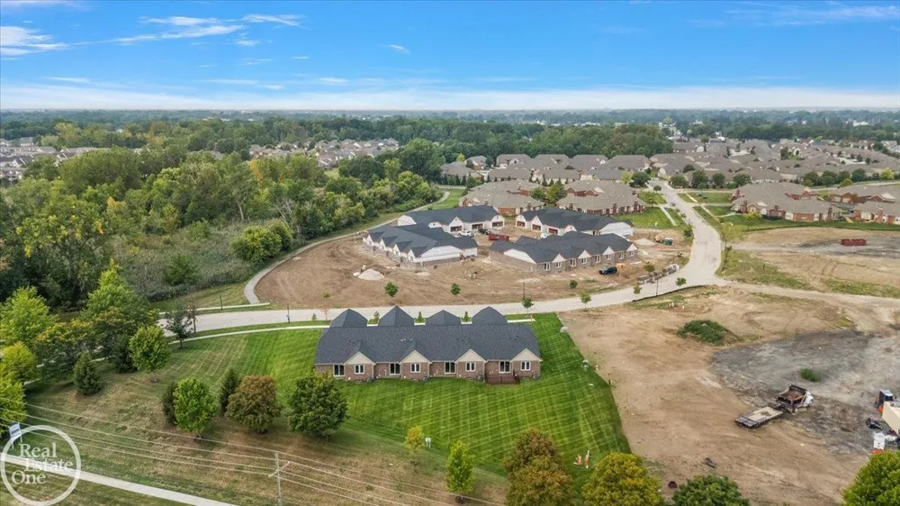 5816 Greenview Street Warren City, MI 48092