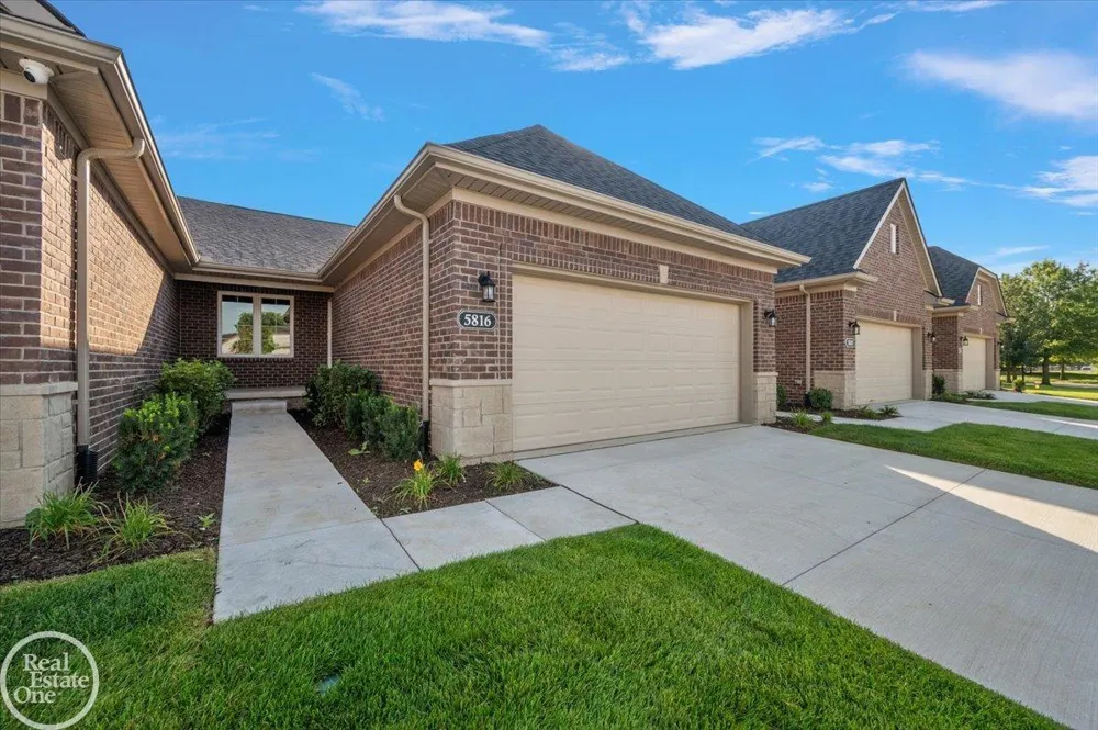 5816 Greenview Street Warren City, MI 48092
