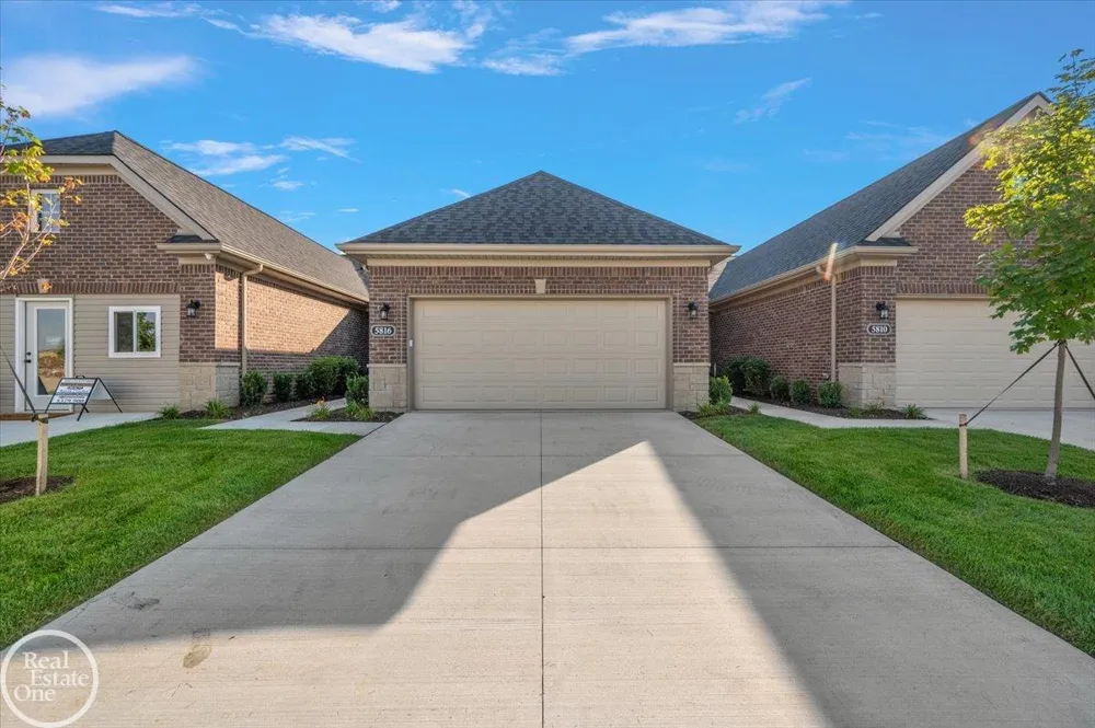 5816 Greenview Street Warren City, MI 48092