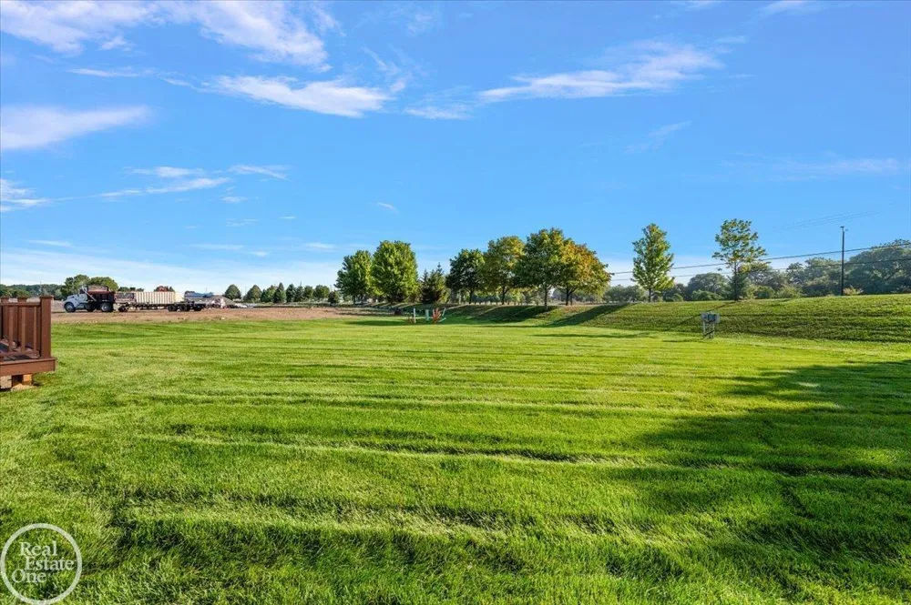 5816 Greenview Street Warren City, MI 48092