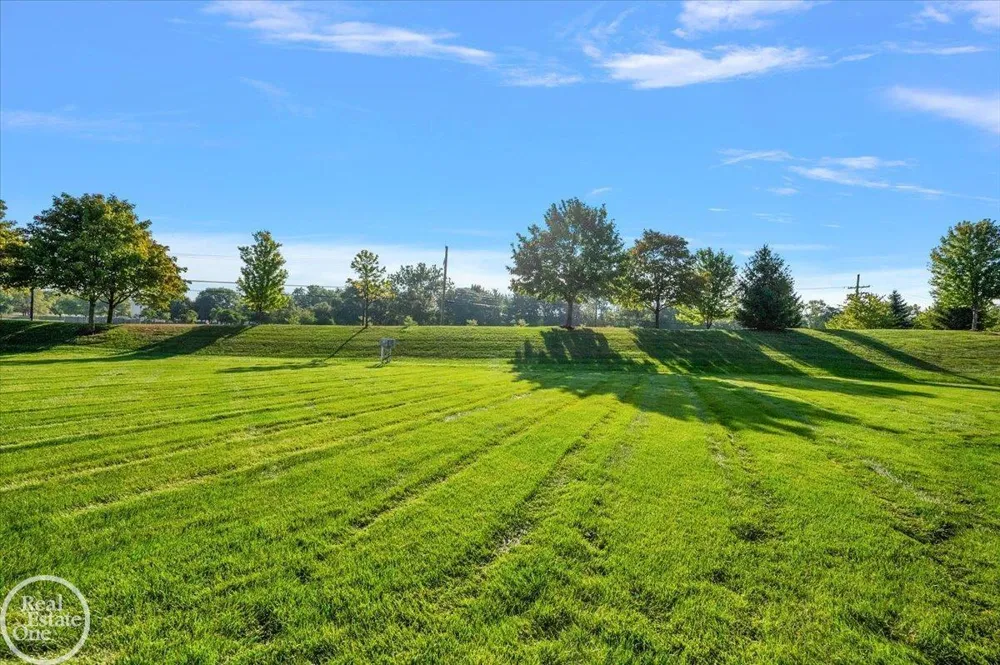 5816 Greenview Street Warren City, MI 48092