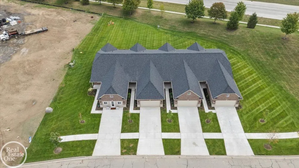 5816 Greenview Street Warren City, MI 48092