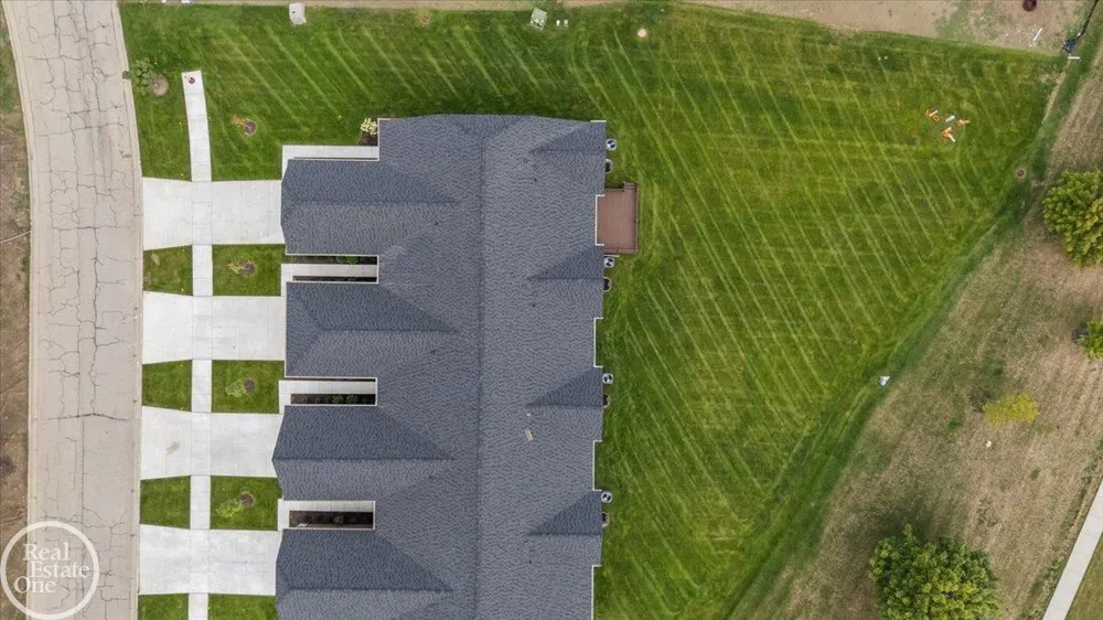 5816 Greenview Street Warren City, MI 48092
