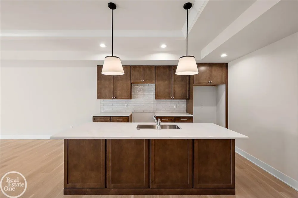 5816 Greenview Street Warren City, MI 48092