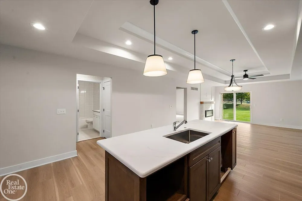 5816 Greenview Street Warren City, MI 48092