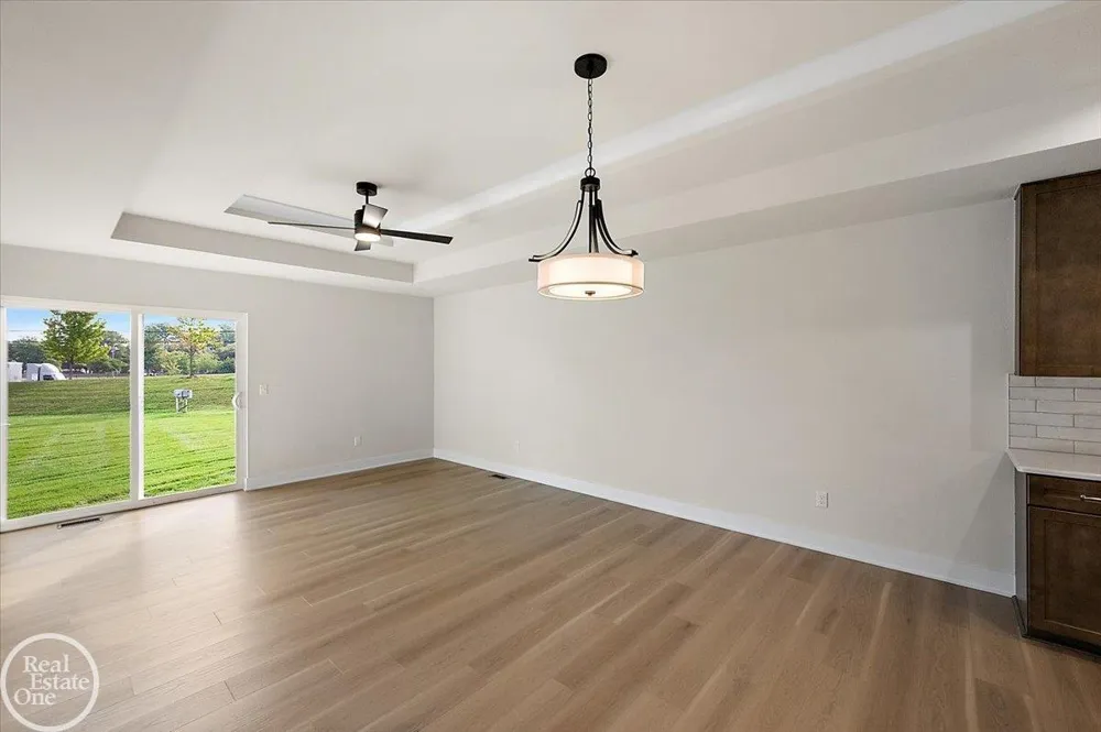 5816 Greenview Street Warren City, MI 48092