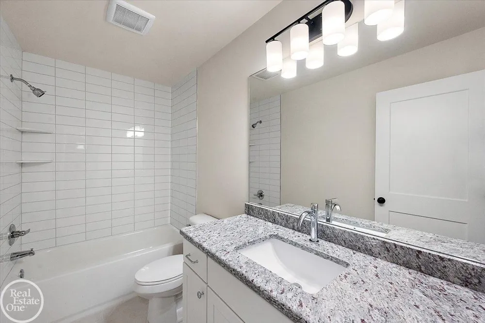 5816 Greenview Street Warren City, MI 48092