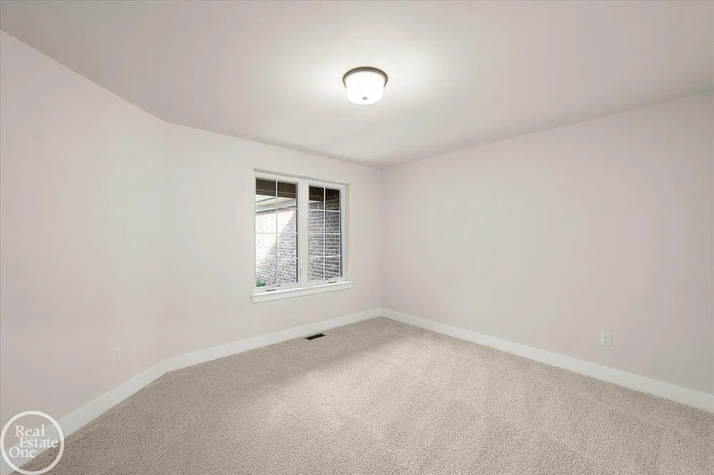 5816 Greenview Street Warren City, MI 48092