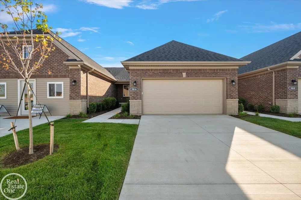 5816 Greenview Street Warren City, MI 48092