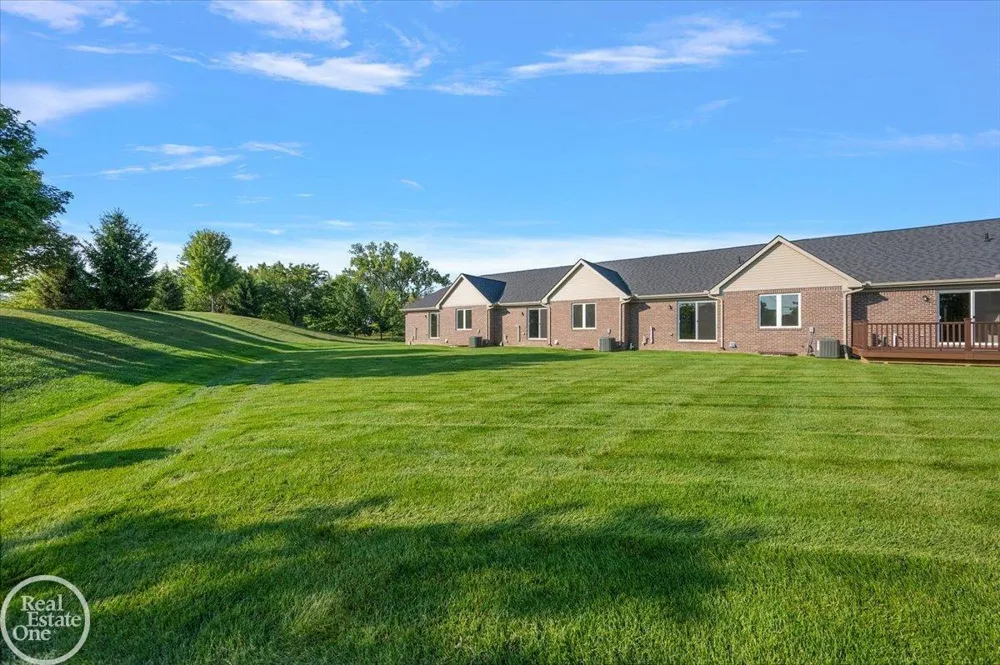5816 Greenview Street Warren City, MI 48092