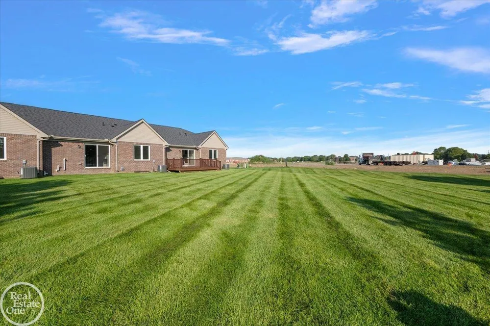 5816 Greenview Street Warren City, MI 48092