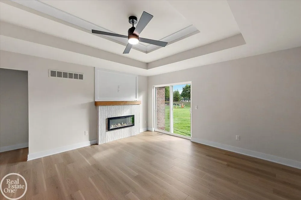 5816 Greenview Street Warren City, MI 48092