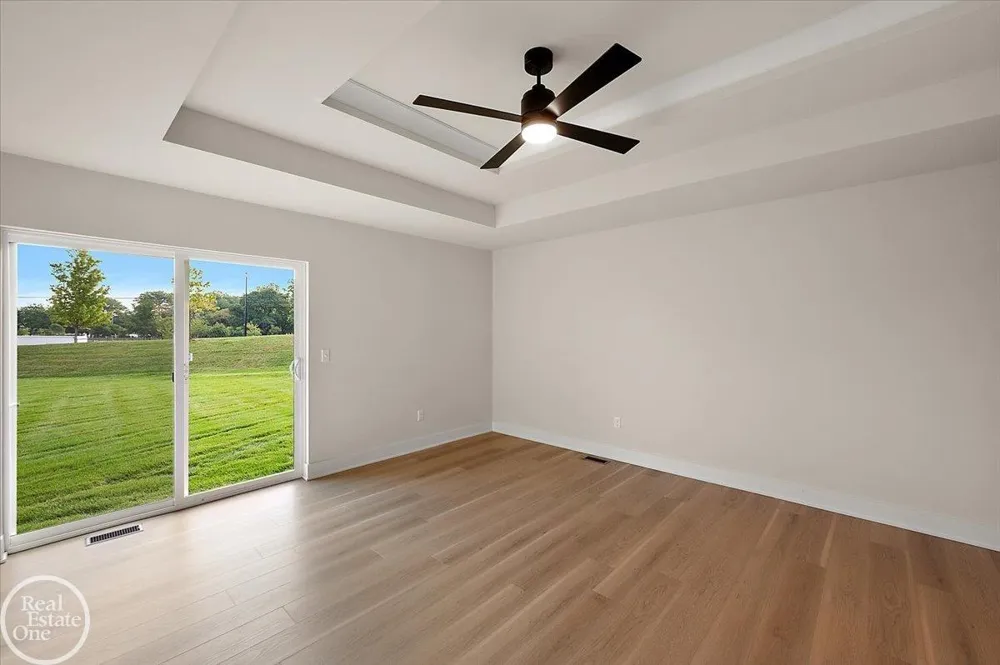 5816 Greenview Street Warren City, MI 48092