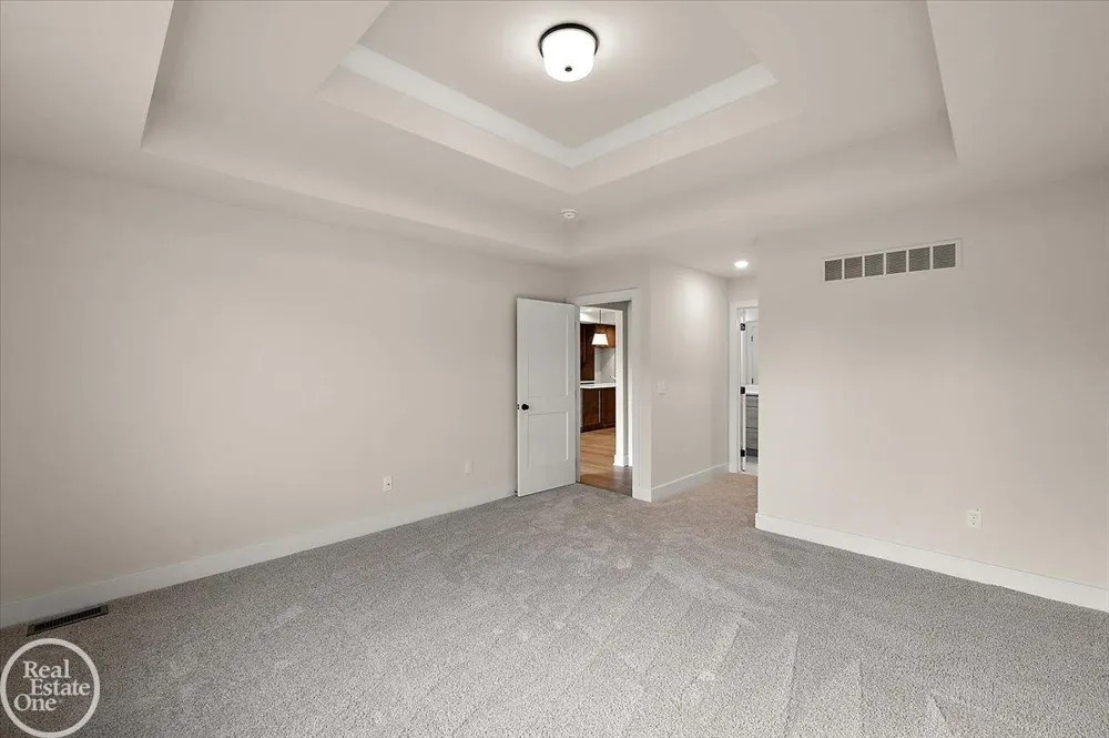 5816 Greenview Street Warren City, MI 48092
