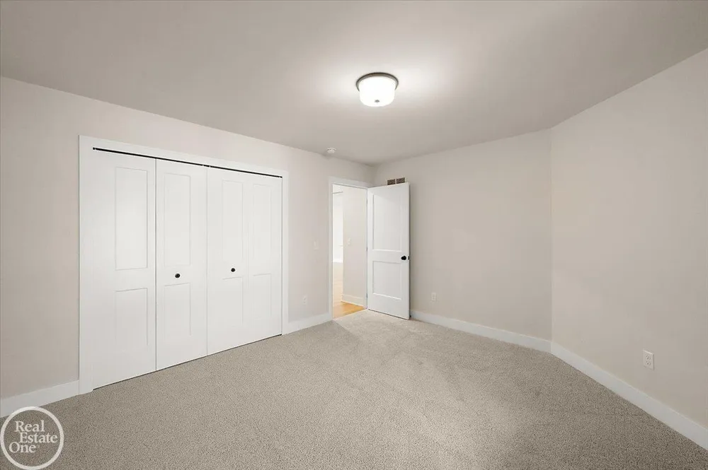 5816 Greenview Street Warren City, MI 48092