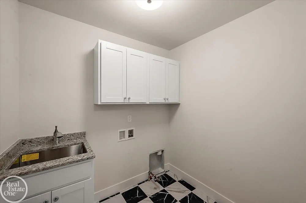 5816 Greenview Street Warren City, MI 48092