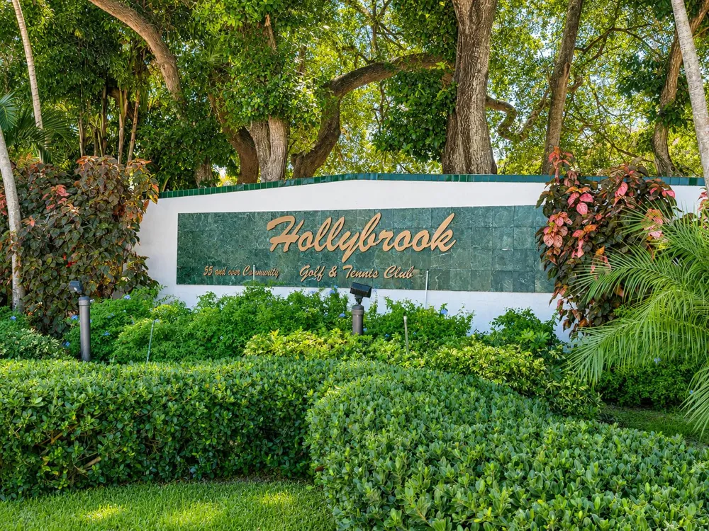 9411 Hollybrook Lake Drive #309 Pembroke Pines, FL 33025