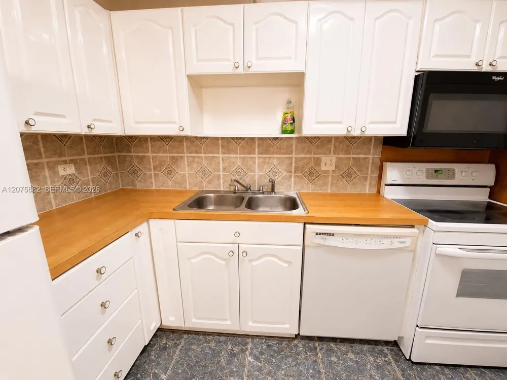 3730 Inverrary Dr #3B Lauderhill, FL 33319