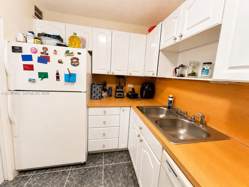 3730 Inverrary Dr #3B Lauderhill, FL 33319