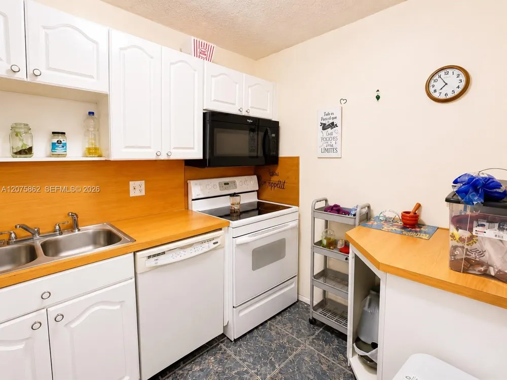 3730 Inverrary Dr #3B Lauderhill, FL 33319