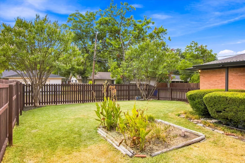 5826 Enchanted Lane Dallas, TX 75227