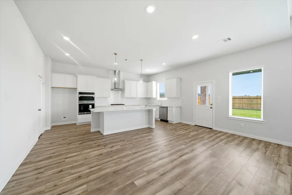 1616 Elm Court Angleton, TX 77515