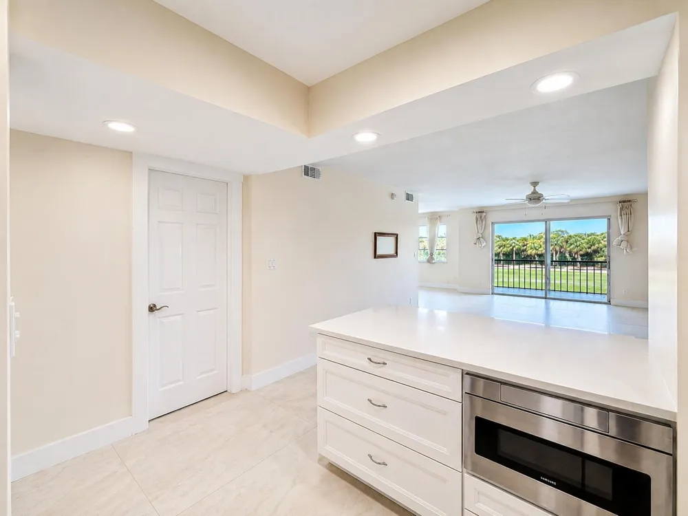 9411 Hollybrook Lake Drive #310 Pembroke Pines, FL 33025