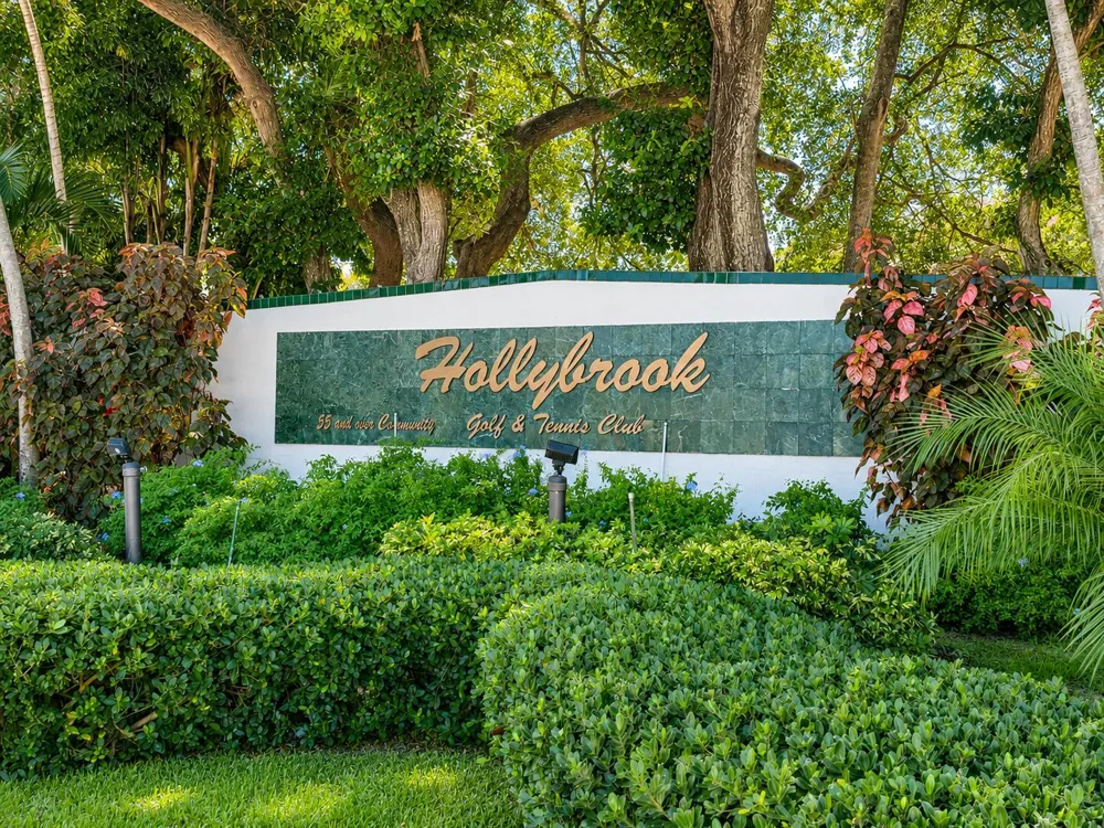 9411 Hollybrook Lake Drive #310 Pembroke Pines, FL 33025