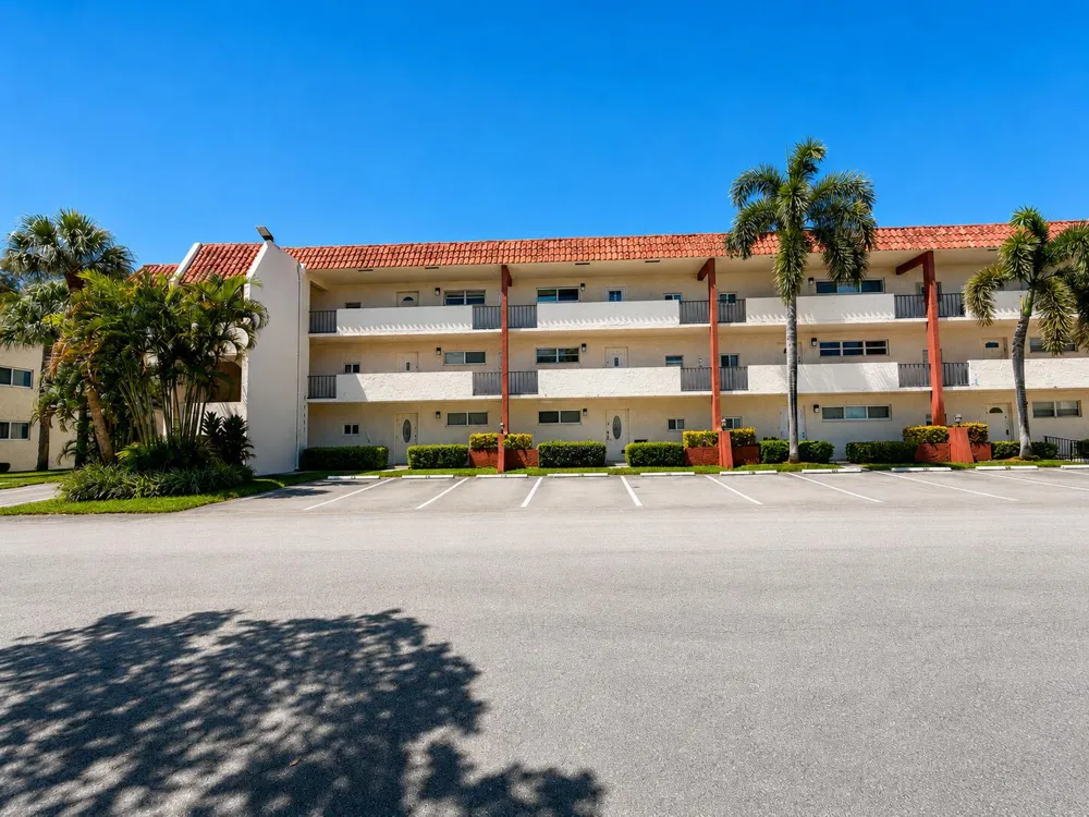 9411 Hollybrook Lake Drive #310 Pembroke Pines, FL 33025