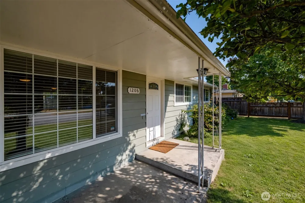 1206 S Walnut St Burlington, WA 98233