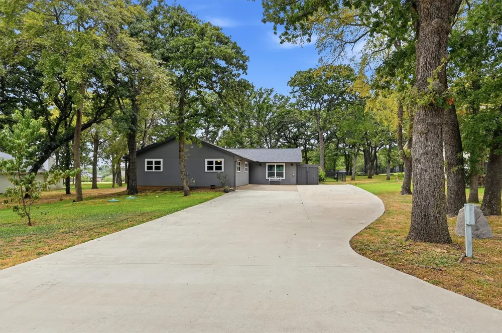 237 Cayuga Trail Lake Kiowa, TX 76240